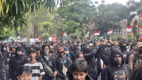 Demonstran long march dari GOR Ngurah Rai menuju Mapolda Bali, Denpasar, Sabtu (30/8/2025). (Fabiola Dianira/detikBali)