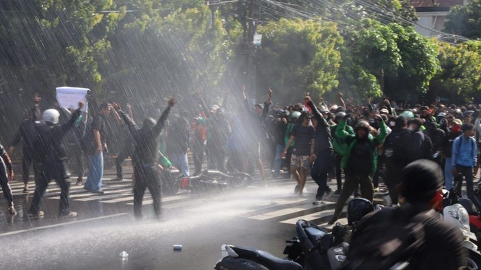 Demonstrasi di Mapolda Bali, Sabtu (30/8/2025). (Aryo Mahendro/detikBali)