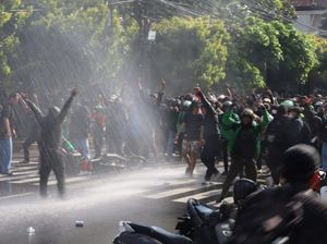 Kericuhan Pecah, Pintu Masuk Sisi Barat Polda Bali Dijebol Pendemo