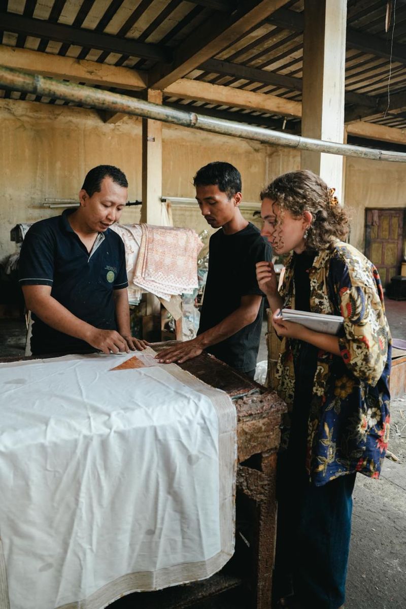 Desainer Prancis Belajar Batik dan Tenun Lewat Program Pintu Residency 2025