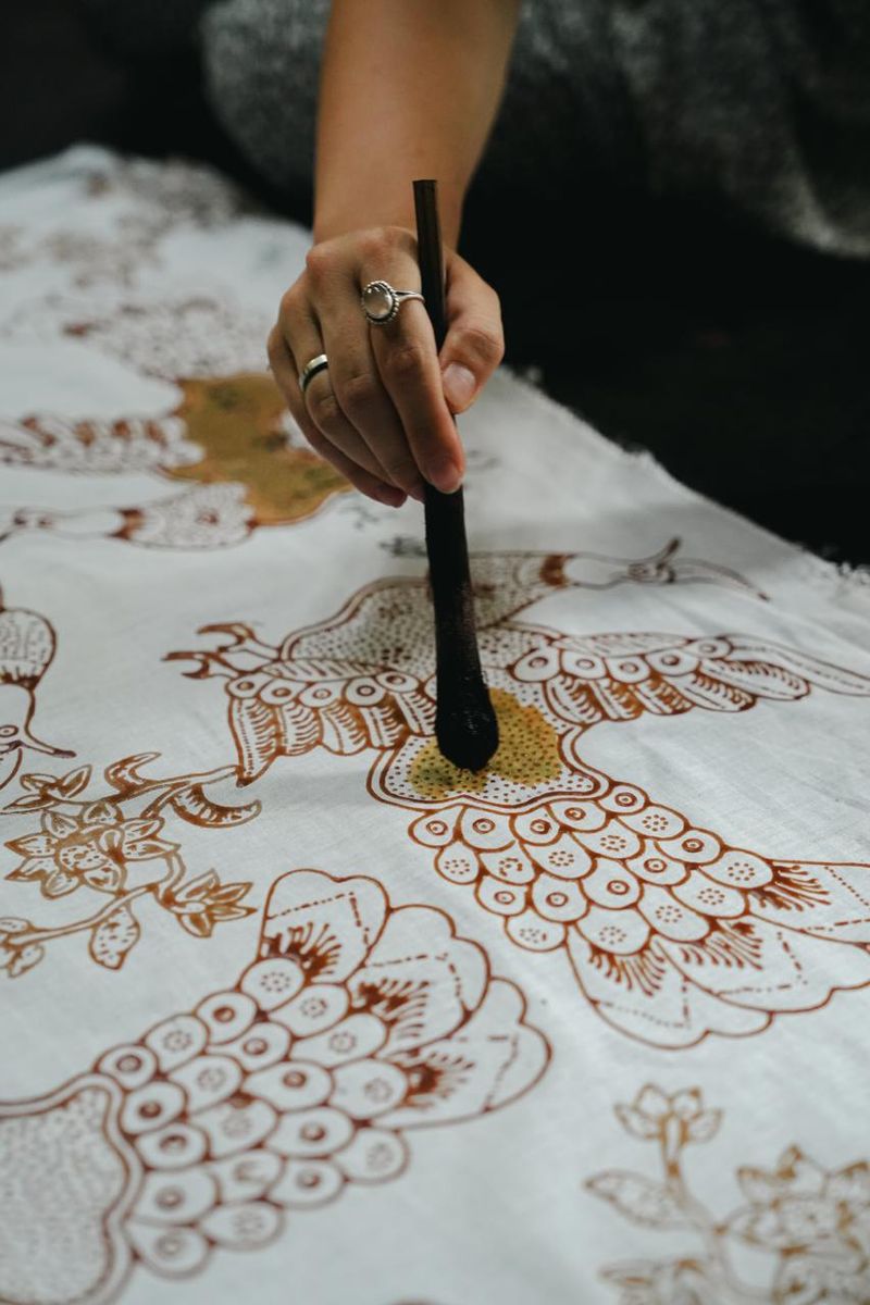 Desainer Prancis Belajar Batik dan Tenun Lewat Program Pintu Residency 2025