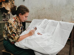 Belajar Batik dan Tenun, Desainer Prancis Ikut Angkat Wastra ke Pasar Global