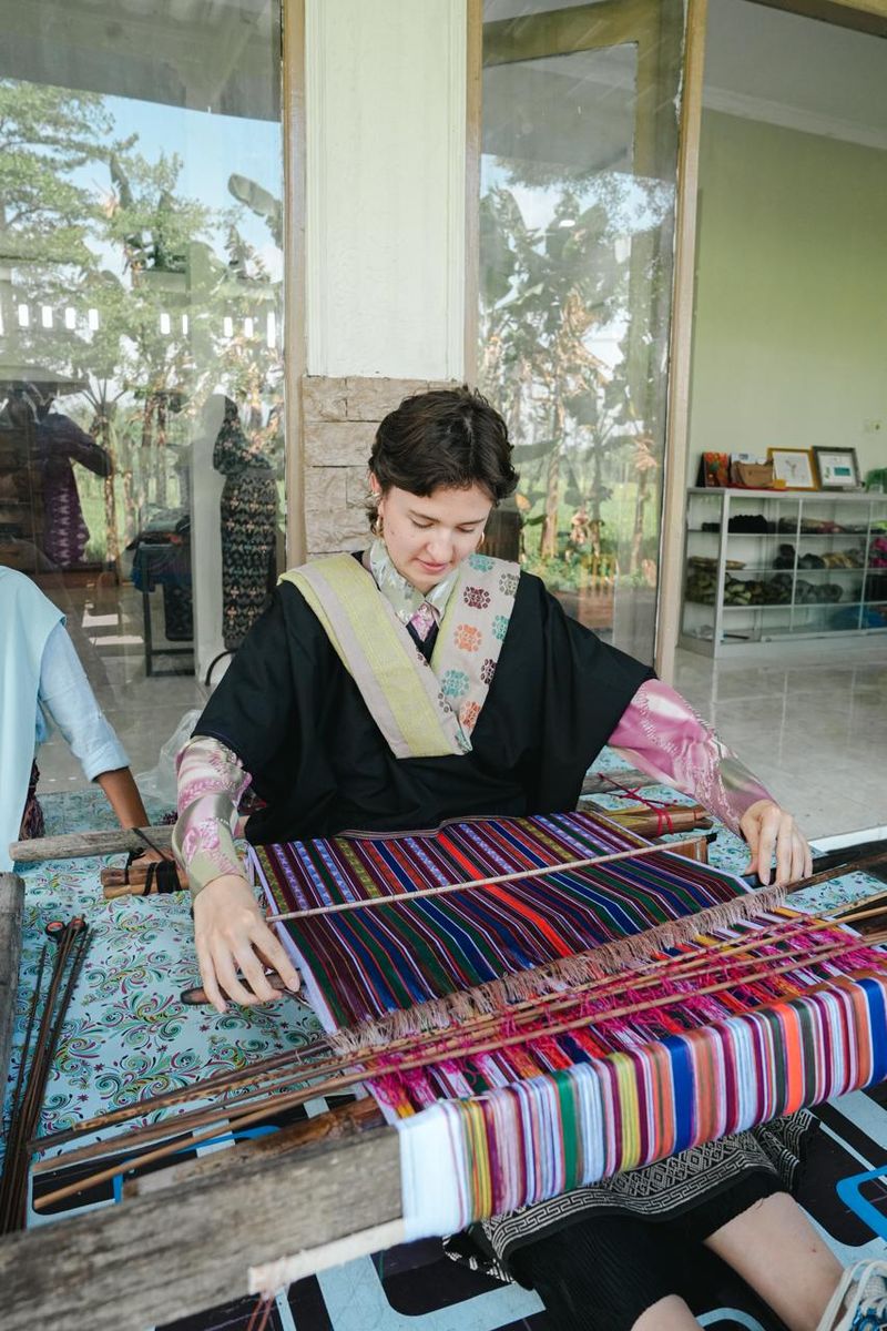 Desainer Prancis Belajar Batik dan Tenun Lewat Program Pintu Residency 2025