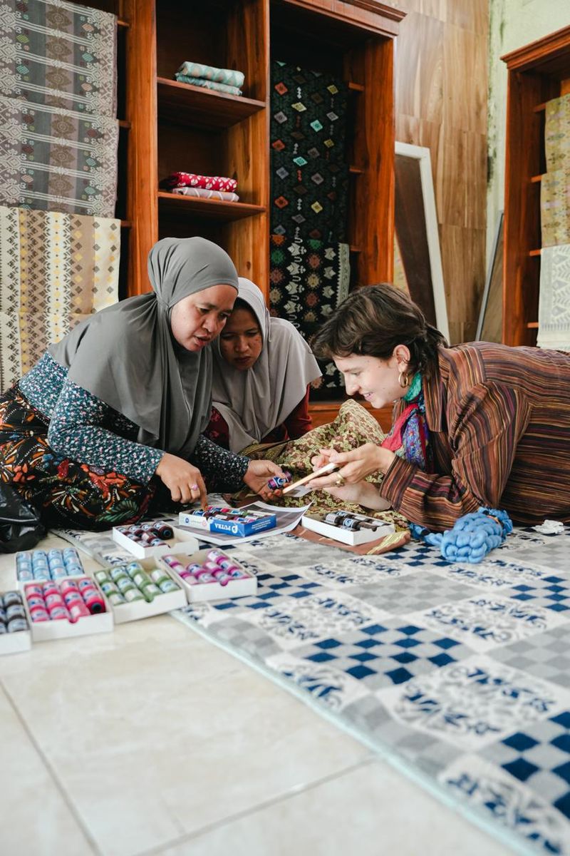 Desainer Prancis Belajar Batik dan Tenun Lewat Program Pintu Residency 2025