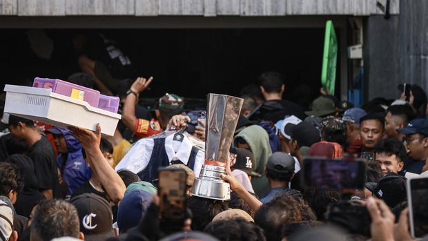 Massa mengeluarkan barang milik anggota DPR Ahmad Sahroni dari dalam rumahnya di kawasan Tanjung Priok, Jakarta, Sabtu (30/8/2025). ANTARA FOTO/Dhemas Reviyanto/sgd