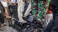 Perabotan rumah, seperti lemari, kursi, kulkas, meja, ijazah, pakaian, hingga barang lainnya, dijarah massa.  Foto: ANTARA FOTO/Dhemas Reviyanto