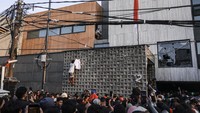 Pantauan detikcom di lokasi, Sabtu (30/8/2025), pukul 17.30 WIB, massa masih memenuhi rumah Sahroni di Tanjung Priok, Jakarta Utara. Mereka menjarah isi rumah Sahroni. Foto: ANTARA FOTO/Dhemas Reviyanto