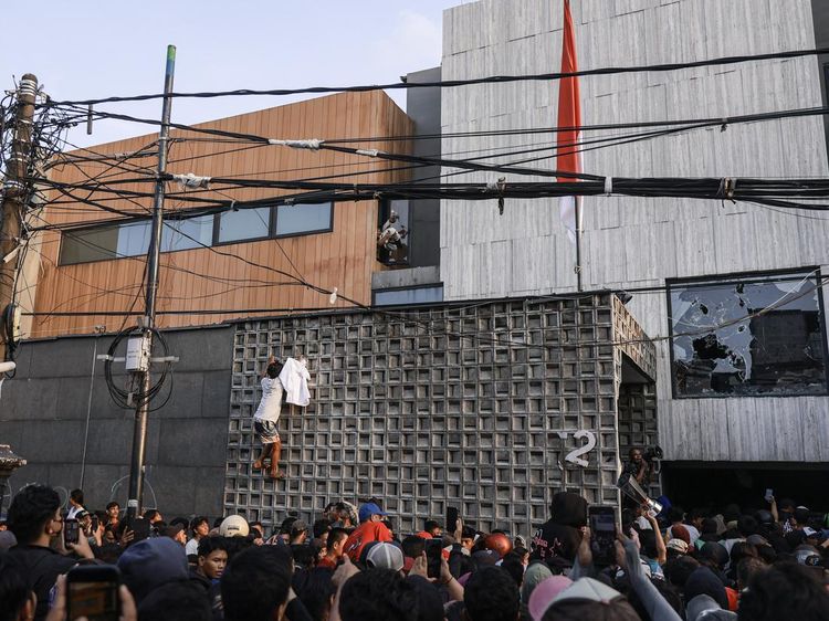 Potret Before-After Rumah Ahmad Sahroni yang Kini Rata dengan Tanah