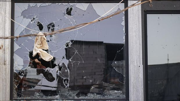 Massa mengeluarkan barang milik anggota DPR Ahmad Sahroni dari dalam rumahnya di kawasan Tanjung Priok, Jakarta, Sabtu (30/8/2025). ANTARA FOTO/Dhemas Reviyanto/sgd