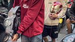Detik-detik Massa Geruduk Rumah Sahroni, Ambil Barang Berharga