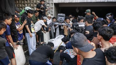 Detik-detik Massa Geruduk Rumah Sahroni, Ambil Barang Berharga