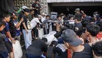 Massa dengan leluasa menguasai dan menjarah rumah tersebut. Foto: ANTARA FOTO/Dhemas Reviyanto