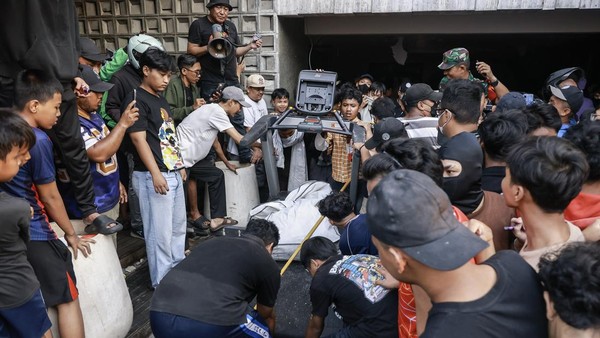 Detik-detik Massa Geruduk Rumah Sahroni, Ambil Barang Berharga