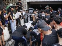 Detik-detik Massa Geruduk Rumah Sahroni, Ambil Barang Berharga