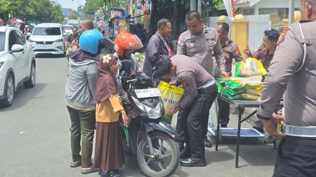 Ditlantas Polda Riau menggelar gerakan pangan murah di Kota Pekanbaru, Sabtu (30/8/2025).