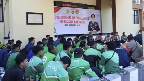 Doa bersama polisi, driver ojol, dan mahasiswa di Mapolres Bima Kota, Sabtu, (30/8/2025). (Dok. Polres Bima Kota)