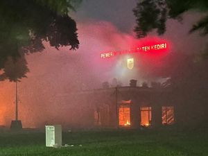 Kantor Pemkab dan DPRD Kediri pun Dibakar