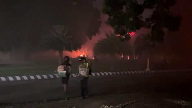 DPRD Kab Kediri dibakar dan dijarah massa