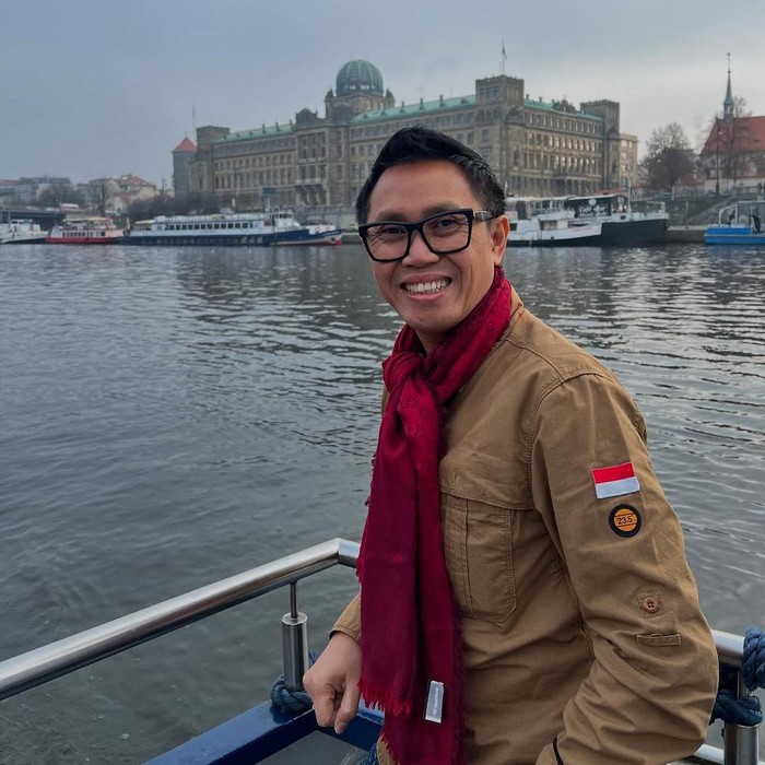 Eko Patrio dan keluarga di praha