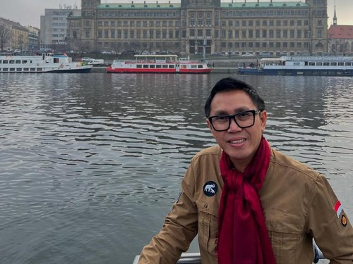 Eko Patrio dan keluarga di praha