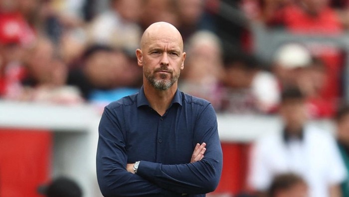 Soccer Football - Bundesliga - Bayer Leverkusen v TSG 1899 Hoffenheim - BayArena, Leverkusen, Germany - August 23, 2025  Bayer Leverkusen coach Erik ten Hag REUTERS/Leon Kuegeler DFL REGULATIONS PROHIBIT ANY USE OF PHOTOGRAPHS AS IMAGE SEQUENCES AND/OR QUASI-VIDEO.