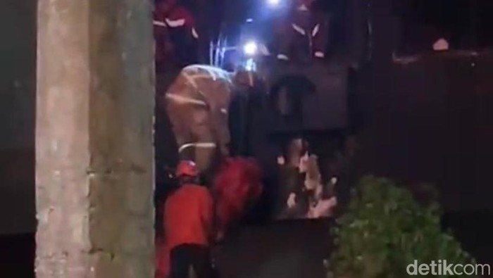 Evakuasi korban meninggal dunia di gedung DPRD Makassar. Sahrul Alim/detikSulsel
