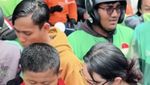 3 Aksi Seleb Bagi-bagi Makanan ke Massa Demo, Ada Atta dan Faby Marcelia