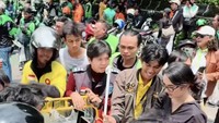 Faby tampak membayar kopi susu yang dibelinya dari seorang penjual. Sosoknya juga mencuri perhatian para ojol. Foto: TikTok fabymarcelia