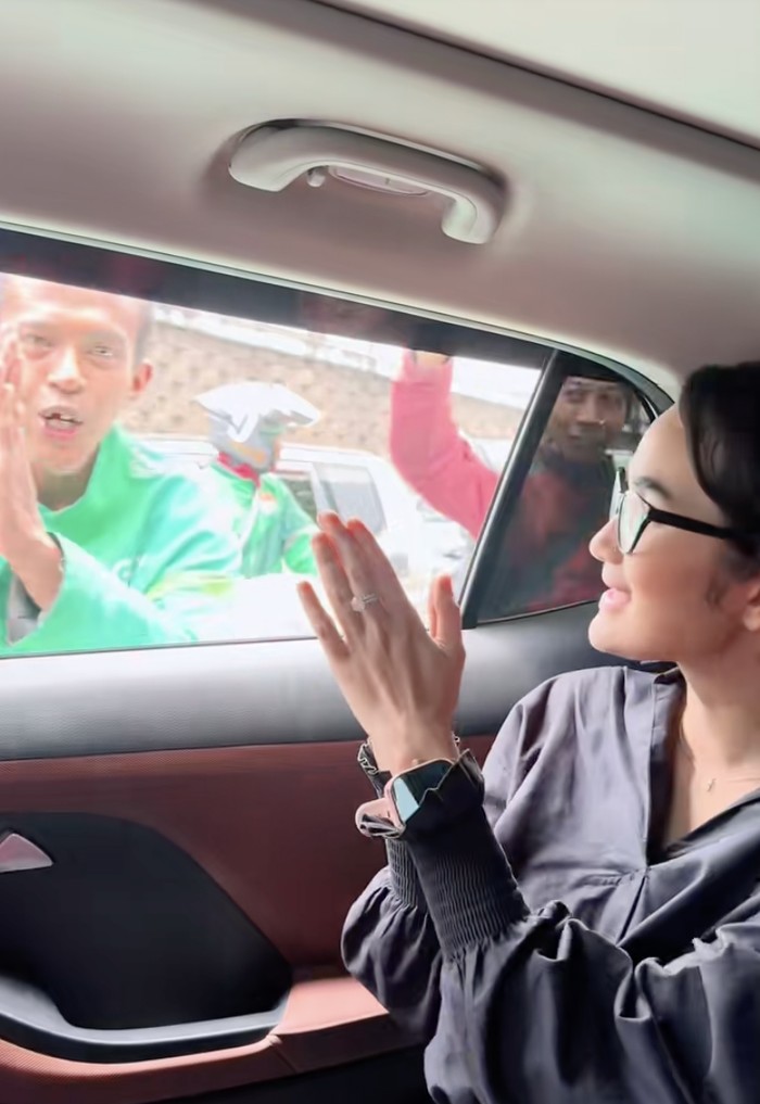 Faby Marcelia bagi-bagi minuman ke massa demo Faby Marcelia bagi-bagi minuman ke massa demo