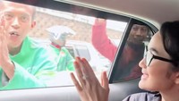 Para ojol mengucapkan terima kasih pada Faby usai sang artis sudah memasuki mobil. Makasih, panjang umur, sahut seorang ojol. Foto: TikTok fabymarcelia