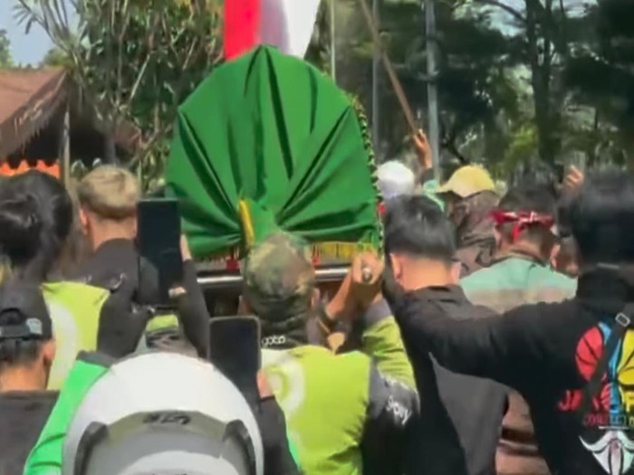 Faby Marcelia dan Ichal Muhammad Faby Marcelia dan Ichal Muhammad ikut memakamkan Affan Kurniawan dan berbagi dengan ojol di TPU Karet Bivak, kemarin.