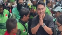 Setelah menghadiri pemakaman Affan Kurniawan, Ichal Muhammad dan Faby Marcelia yang memakai pakaian serba hitam membagikan snack dan menyapa para ojol. Foto: Instagram @ichalmuhammad91 / @fabymarcelia