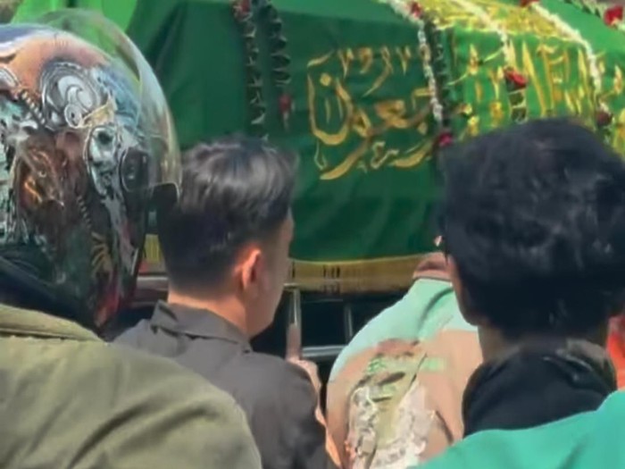 Faby Marcelia dan Ichal Muhammad Faby Marcelia dan Ichal Muhammad ikut memakamkan Affan Kurniawan dan berbagi dengan ojol di TPU Karet Bivak, kemarin.
