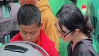 aby Marcelia dan Ichal Muhammad memborong kopi dari pedagang di sekitar pemakaman untuk para ojol. Foto: Instagram @ichalmuhammad91 / @fabymarcelia