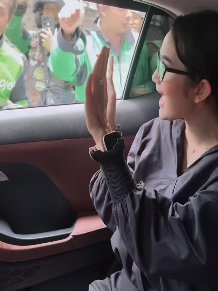 Faby Marcelia dan Ichal Muhammad Faby Marcelia dan Ichal Muhammad ikut memakamkan Affan Kurniawan dan berbagi dengan ojol di TPU Karet Bivak, kemarin.