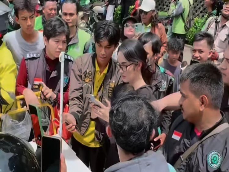 Ichal Muhammad Gotong Keranda Affan Kurniawan, Faby Marcelia Ikut Turun ke Jalan