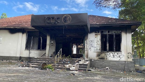 Fasilitas yang dirusak massa di Bandung mulai dari rumah makan, bank, videotron hingga pos polisi