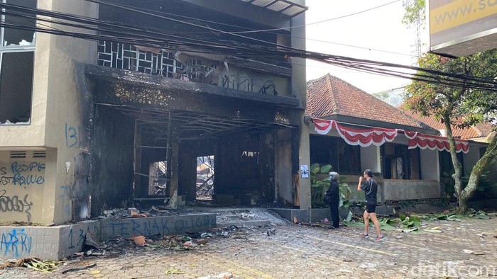 Fasilitas yang dirusak massa di Bandung mulai dari rumah makan, bank, videotron hingga pos polisi