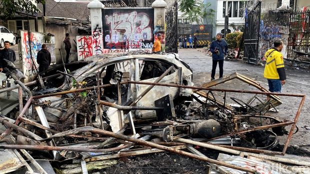 Fasilitas yang dirusak massa di Bandung mulai dari rumah makan, bank, videotron hingga pos polisi