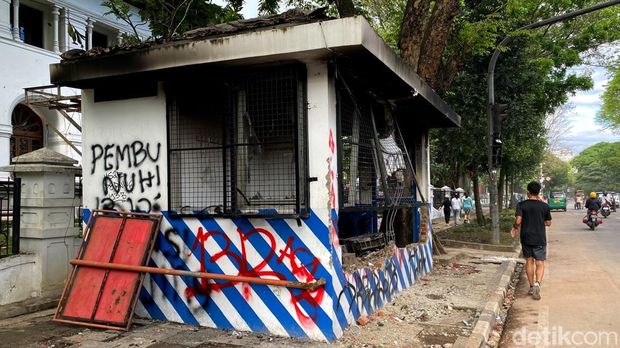 Fasilitas yang dirusak massa di Bandung mulai dari rumah makan, bank, videotron hingga pos polisi