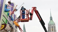 Pekerja menyelesaikan dekor untuk Oktoberfest München 2025, menjadikan festival tetap meriah setiap tahunnya. Foto: REUTERS/Angelika Warmuth