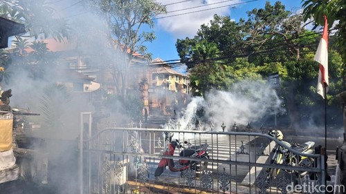 Gas air mata yang ditembakkan polisi nyasar ke rumah warga di sekitar Mapolda Bali, Sabtu (30/8/2025).