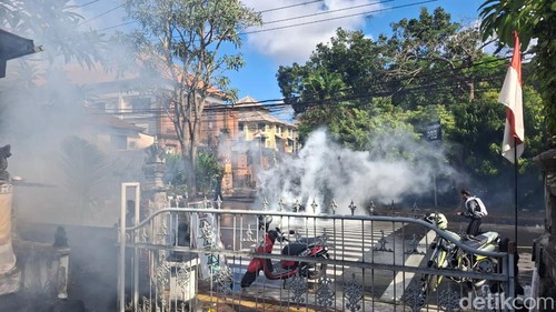 Gas air mata yang ditembakkan polisi nyasar ke rumah warga di sekitar Mapolda Bali, Sabtu (30/8/2025).