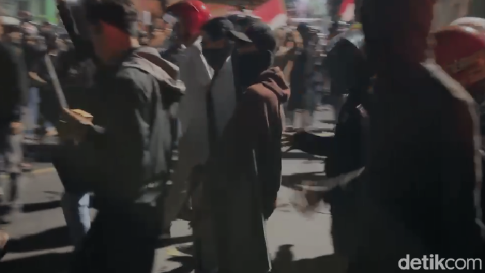 Gedung DPRD Kota Kediri dibakar dan dijarah