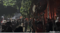 Sekitar 20 menit setelah meninggalkan Mapolres, massa langsung merangsek masuk ke kawasan DPRD.
