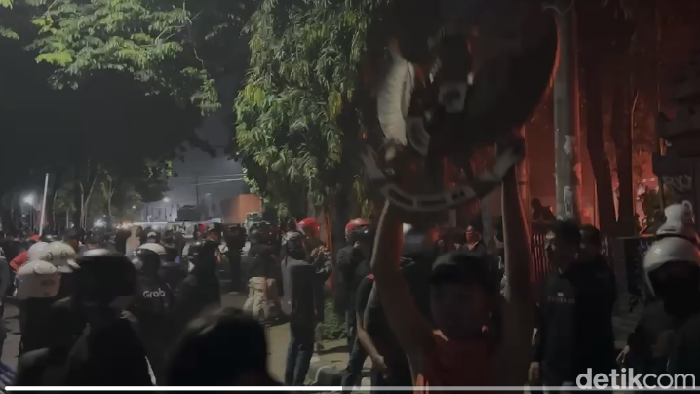 Gedung DPRD Kota Kediri dibakar dan dijarah