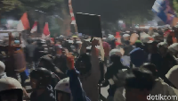 Mereka merusak sejumlah fasilitas, memblokade jalan, hingga membakar gedung.