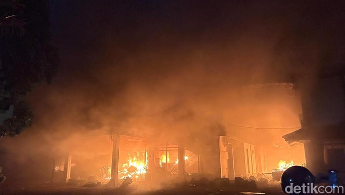 Gedung DPRD Kota Kediri dibakar dan dijarah