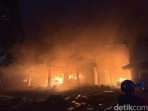 Video: Gedung DPRD Kota Kediri Dibakar Massa