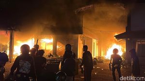 Massa Bakar Gedung DPRD Kota Kediri